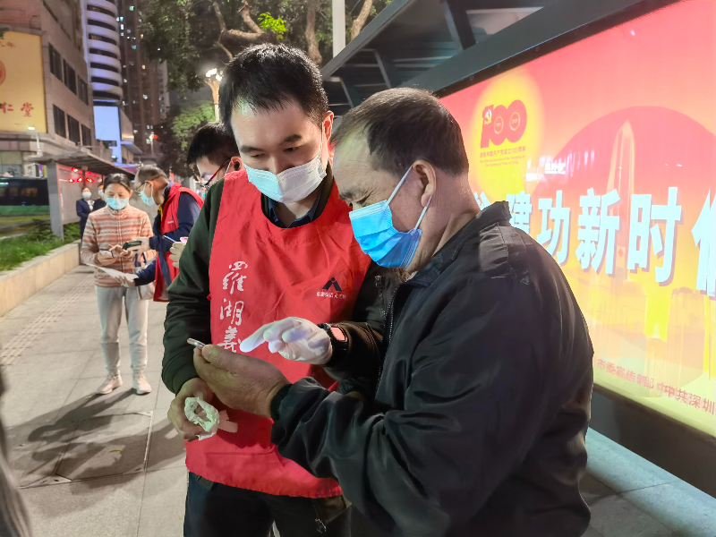 區(qū)紀(jì)委監(jiān)委下沉黨員干部在向西、漁邨、水貝、草埔西等社區(qū)核酸檢測采樣點(diǎn)支援一線抗疫。.jpg