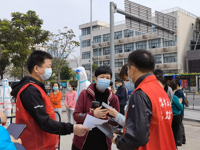 區(qū)紀(jì)委監(jiān)委下沉黨員干部在向西、漁邨、水貝、草埔西等社區(qū)核酸檢測采樣點(diǎn)支援一線抗疫。 (2).jpg