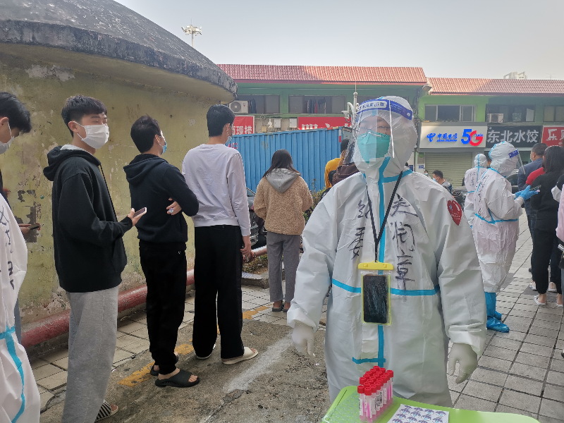 區(qū)紀(jì)委監(jiān)委工作人員在草埔西社區(qū)管控區(qū)重新調(diào)整核酸檢測采樣流程，待檢人員隊(duì)伍變得整齊有序。.jpg