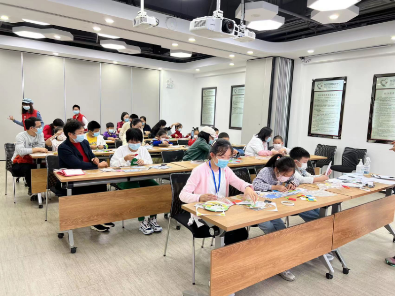 孩子們拿到材料包認真的制作.png